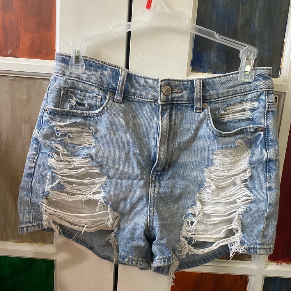 Stretch American eagle ripped denim shorts. light wash